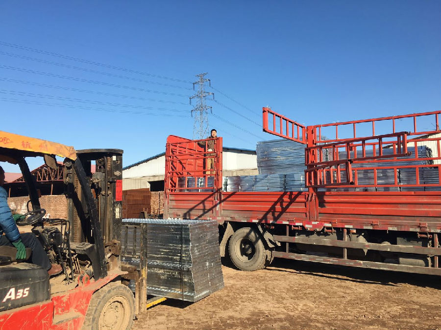 熱浸鋅鋼格柵踏步板